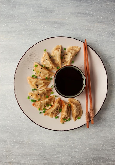 Bolinhos de Gyoza japoneses fritos com vista superior de molho sem pessoas com foco seletivo