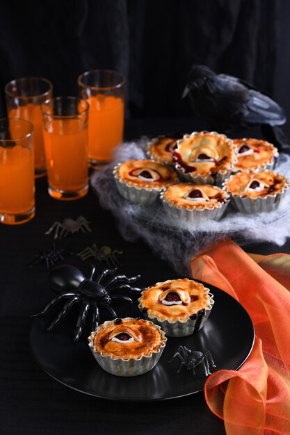 Bolinhos de halloween com mini olhos assustadores com recheio de cereja