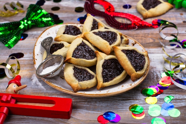 Bolinhos de Hamantaschen judaicos tradicionais com doce da baga. Conceito de celebração de Purim