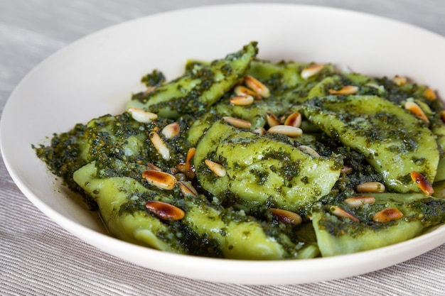 Bolinhos de legumes com molho pesto e pinhões torrados