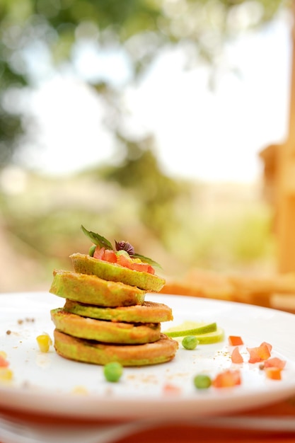 Bolinhos de legumes de panquecas de abobrinha servidos em um prato