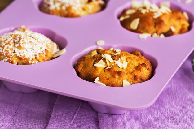 Bolinhos de maçã sobre a mesa de madeira