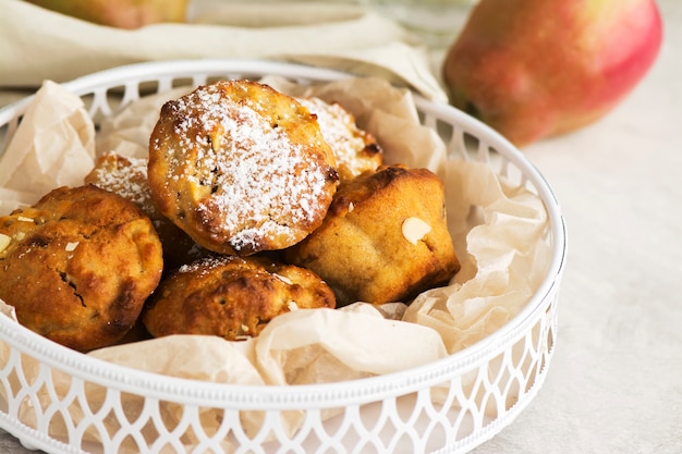 Bolinhos de maçã sobre a mesa de madeira