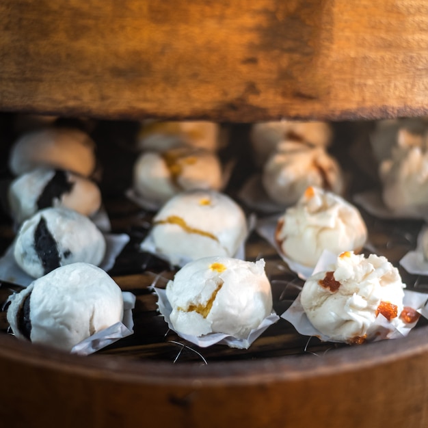 Bolinhos de massa chineses sendo cozinhados na panela de bambu tradicional