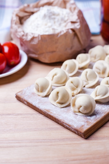 Bolinhos de massa com carne em um carrinho de madeira