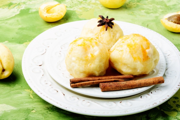 Bolinhos de massa com xarope de damasco e picante