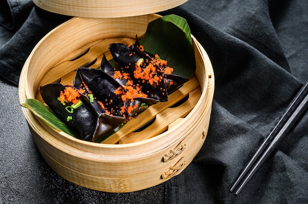 Bolinhos de massa cozinhados Dim Sum no navio de bambu. Vista do topo