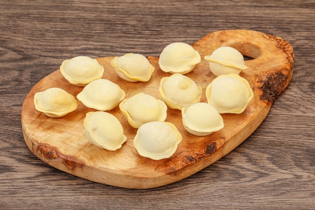 Bolinhos de massa crus ao mar para cozinhar