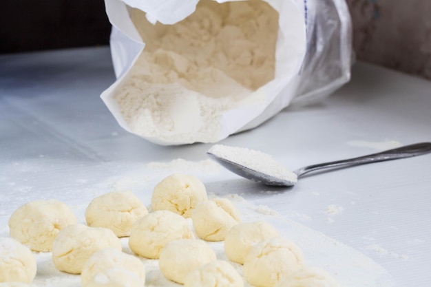 Bolinhos de massa crus com queijo cottage na mesa