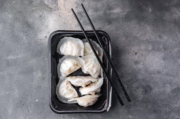 bolinhos de massa dim sum comida chinesa refeição lanche na mesa cópia espaço comida fundo rústico vista superior