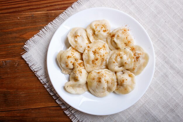 Bolinhos de massa em uma toalha de mesa de linho