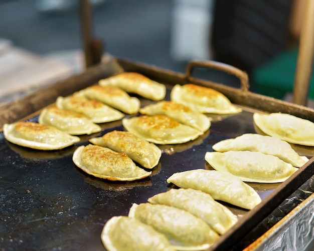 Bolinhos de massa no mercado de rua aberto de Myeongdong em Seul, Coreia do Sul