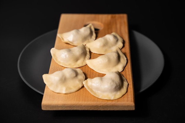 Bolinhos de massa preparados com utensílios de cozinha