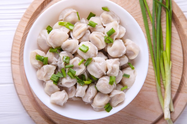 Bolinhos de massa prontos em um prato branco com cebola e especiarias