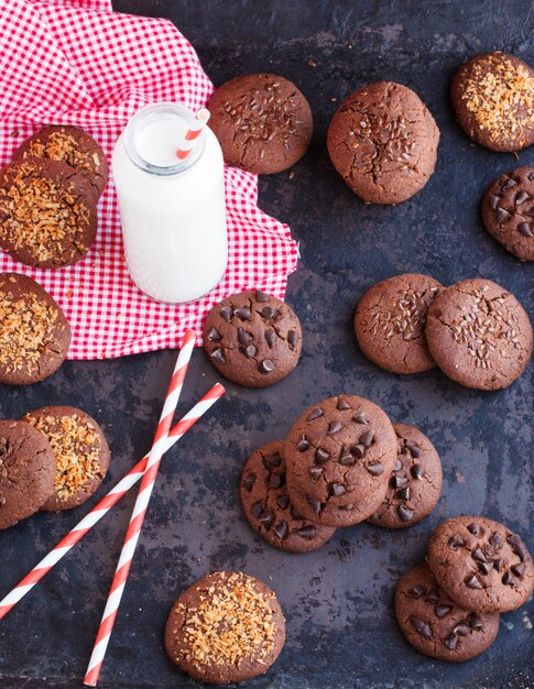 Bolinhos de microplaqueta de chocolate com semente de linho, chocolate