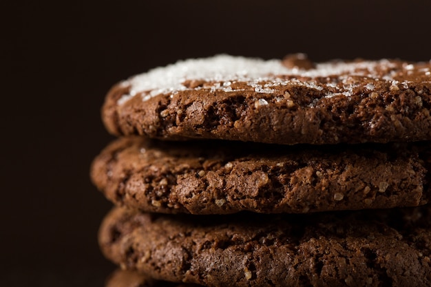 Bolinhos de microplaqueta de chocolate empilhados tiro com foco seletivo