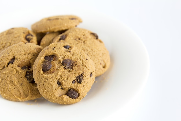 Bolinhos de microplaqueta de chocolate na placa branca