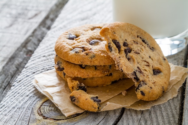 Bolinhos de microplaqueta de chocolate na placa branca