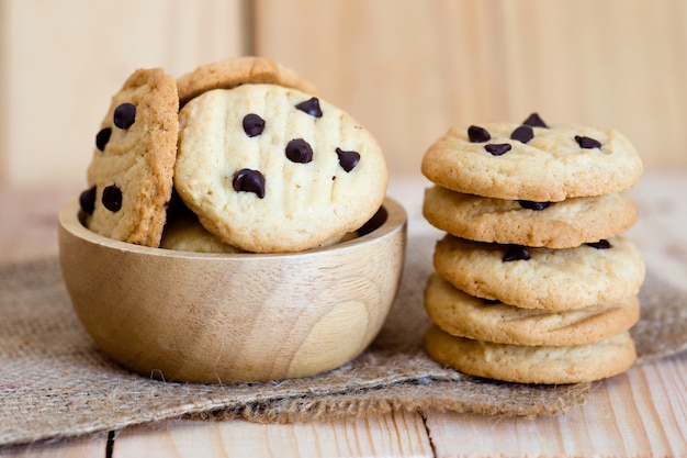 Bolinhos de microplaqueta de chocolate na tabela de madeira rústica.