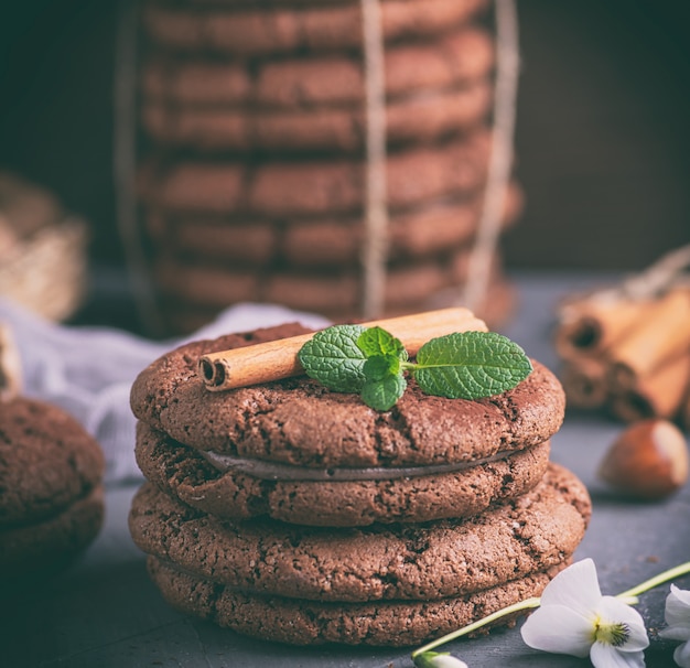 Bolinhos de microplaqueta de chocolate redondos com creme