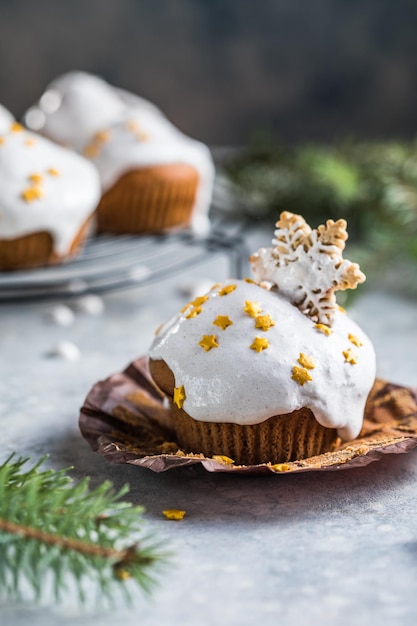 Bolinhos de Natal. Sobremesa de Natal com gotas de chocolate e marshmallow. Fundo de madeira com decoração de Natal e galhos de árvore do abeto.