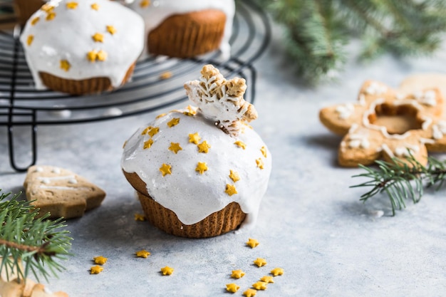 Bolinhos de Natal. Sobremesa de Natal com gotas de chocolate e marshmallow. Fundo de madeira com decoração de Natal e galhos de árvore do abeto.