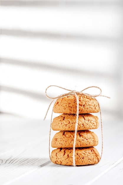 Bolinhos de oatmeal saborosos em uma tabela branca.