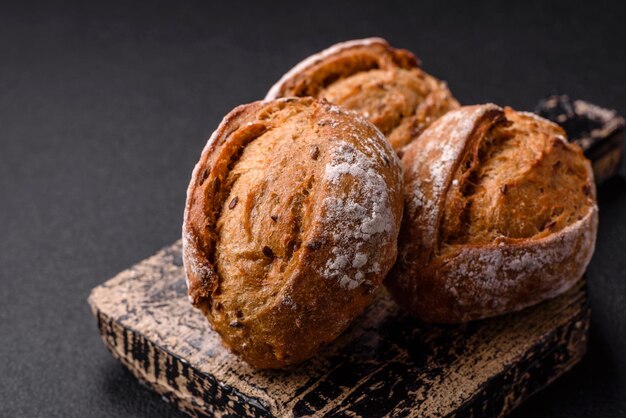 Bolinhos de pão frescos assados com sal, especiarias, sementes e grãos