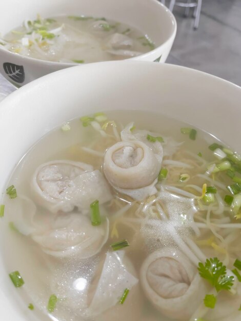 Foto bolinhos de peixe com molho picante