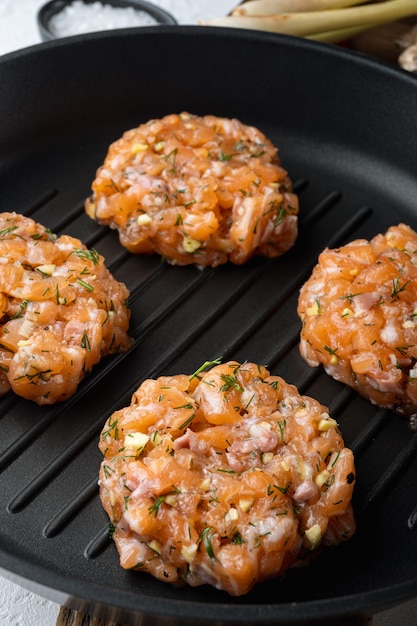 Bolinhos de peixe crus asiáticos rápidos no plano de fundo texturizado branco