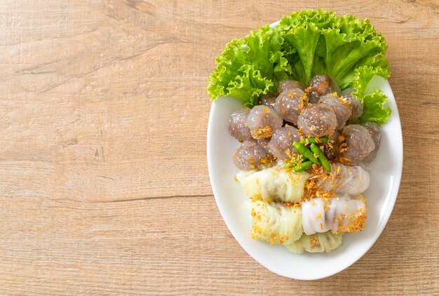 Foto bolinhos de pele de arroz e bolinhos de tapioca com carne de porco