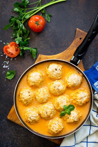 Bolinhos de peru com molho de tomate cozinhados em casa