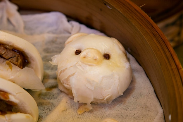 Bolinhos de porco bolinhos de farinha de trigo cozidos no vapor cheios de cogumelos e molho de hoisin