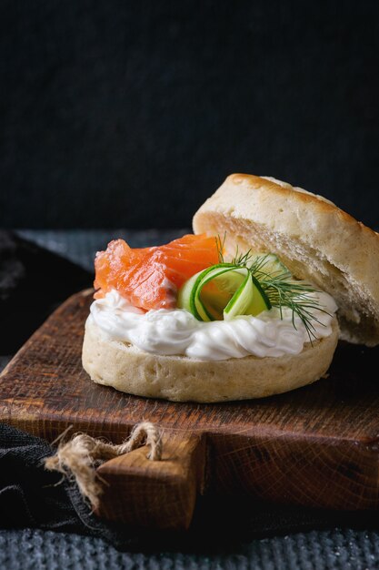 Bolinhos de queijo com salmão