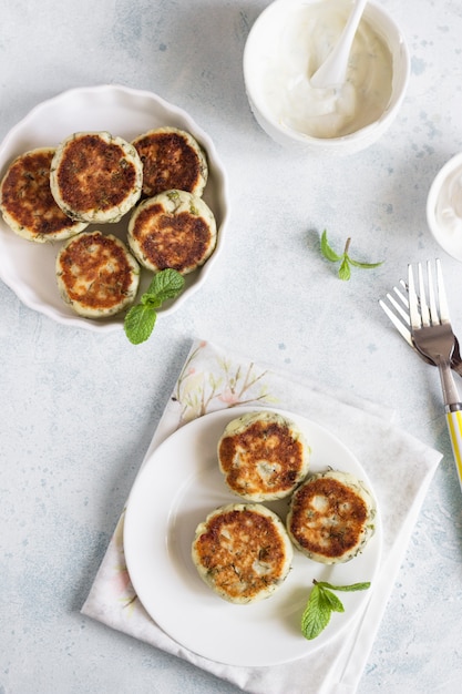 Bolinhos de queijo cottage com ervilha verde, endro, hortelã e molho. Pequeno-almoço saudável ou almoço de dieta.