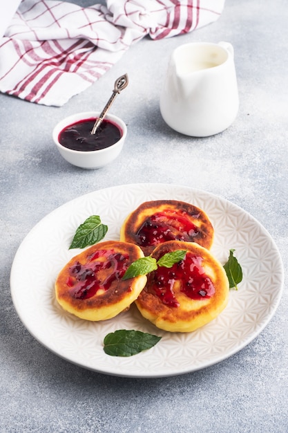 Bolinhos de queijo cottage com geléia de mirtilos.