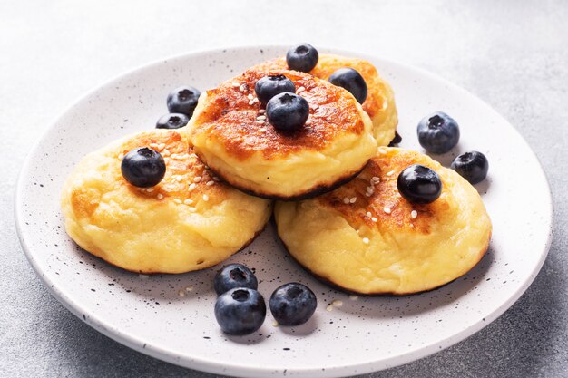 Bolinhos de queijo cottage com mirtilos.