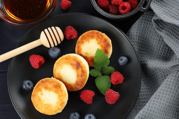 Bolinhos de queijo cottage em um prato com frutas