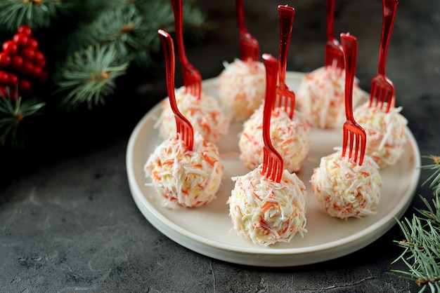 Bolinhos de queijo em lascas de caranguejo são um lanche tradicional russo para a festa de natal e ano novo.