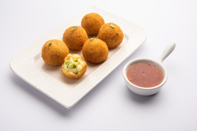 Bolinhos de queijo Jalapeno ou poppers servidos com ketchup de tomate