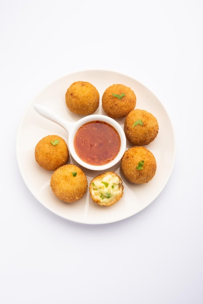 Bolinhos de queijo Jalapeno ou poppers servidos com ketchup de tomate