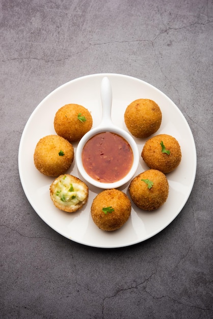 Bolinhos de queijo Jalapeno ou poppers servidos com ketchup de tomate