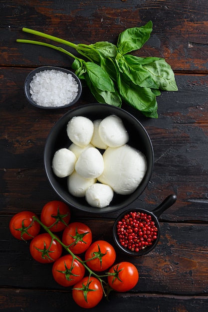 Bolinhos de queijo mussarela maduro com folhas frescas de manjericão