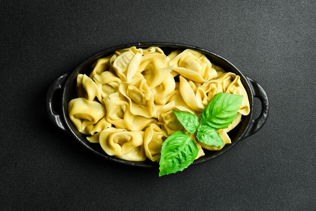 Foto bolinhos de ravioli pelmeni caseiros vista superior da culinária tradicional italiana