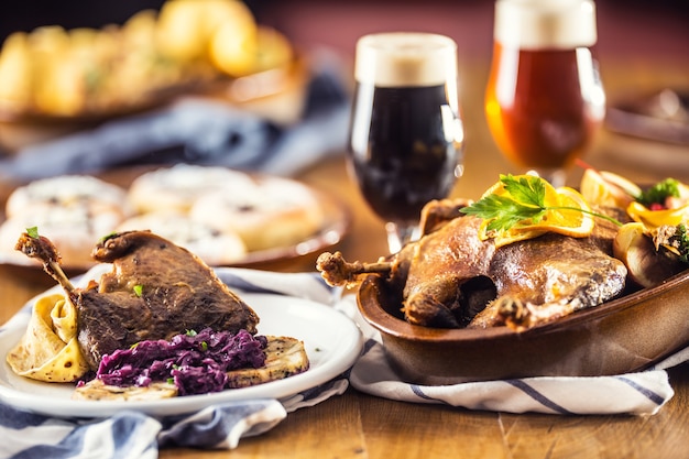 Bolinhos de repolho roxo com perna de pato assada no Natal, chope de fígado e pãezinhos assados