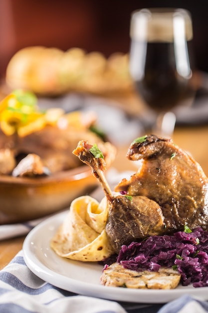 Bolinhos de repolho roxo com perna de pato assada no natal, chope de fígado e pãezinhos assados