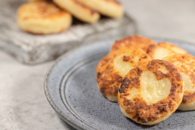 Bolinhos de requeijão cozinhando em casa, panquecas de requeijão em formato de coração, foco seletivo