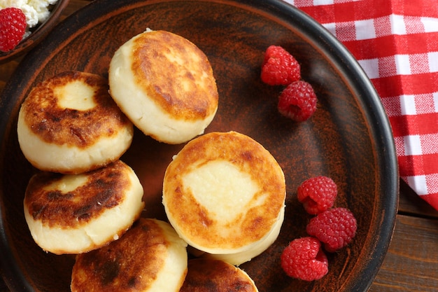 Bolinhos de requeijão e framboesas Bolinhos de queijo panquecas ou syrniki