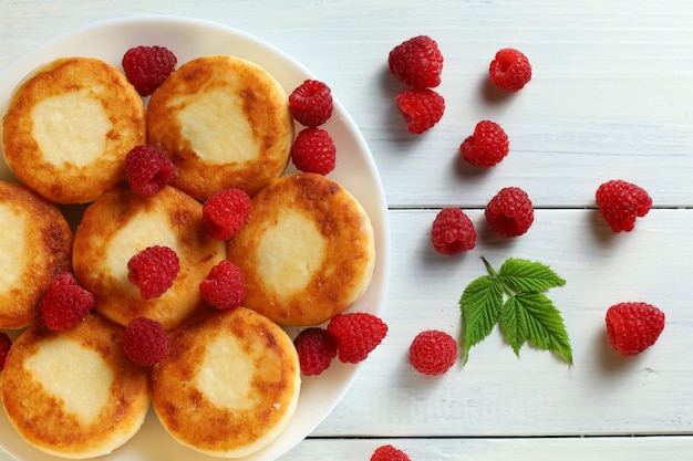 Bolinhos de requeijão e framboesas bolinhos de queijo panquecas ou syrniki