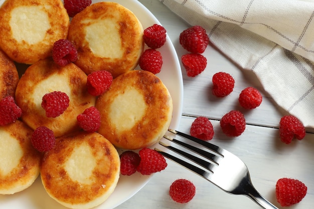 Bolinhos de requeijão e framboesas Bolinhos de queijo panquecas ou syrniki